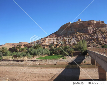 カスバ街道にあるアイト・ベン・ハドゥの集落 103777952