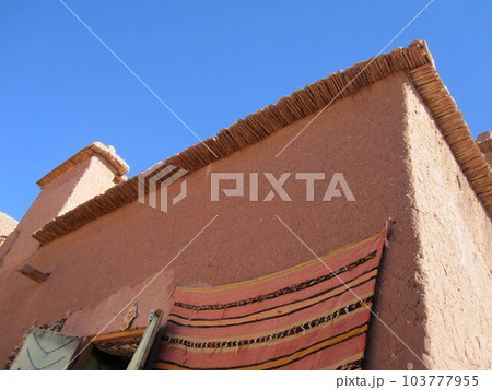 カスバ街道にあるアイト・ベン・ハドゥの集落 103777955