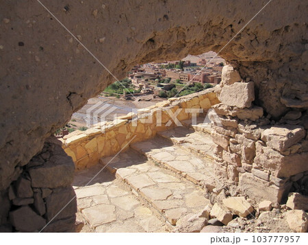 カスバ街道にあるアイト・ベン・ハドゥの集落 カスバ街道にあるアイト・ベン・ハドゥの集落 103777957