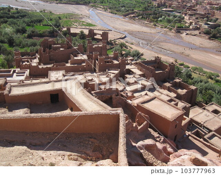 カスバ街道にあるアイト・ベン・ハドゥの集落 103777963