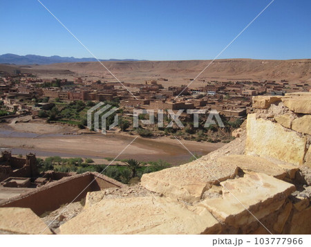 カスバ街道にあるアイト・ベン・ハドゥの集落 103777966