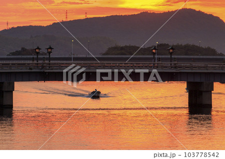 朝焼けの宍道湖に向かうシジミ漁の船 103778542