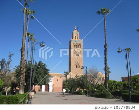 ミナレットが美しいマラケシュのクトゥービヤ・モスク ミナレットが美しいマラケシュのクトゥービヤ・モスク 103778934