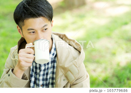 キャンプをする男女の写真 103779686