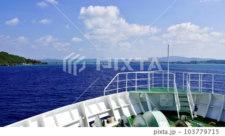フェリーから見える古宇利大橋と海と空 103779715