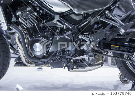 ネイキッドバイクのエンジン回り ネイキッドバイクのエンジン回り 103779746