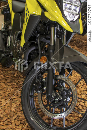 オフロードバイクのフロントフォーク オフロードバイクのフロントフォーク 103779747