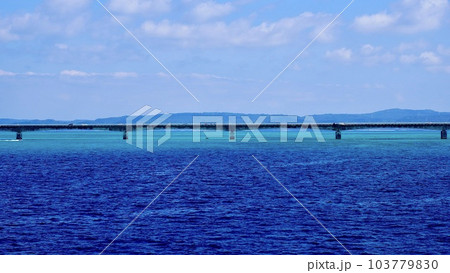 海から見える古宇利大橋と海と空 海から見える古宇利大橋と海と空 103779830