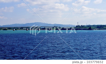 海から見える古宇利大橋と海と空 海から見える古宇利大橋と海と空 103779832