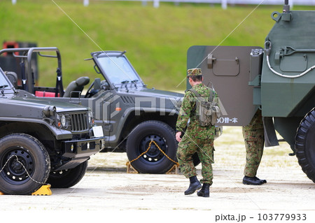 車に乗込む隊員 自衛隊 車に乗込む隊員 自衛隊 103779933