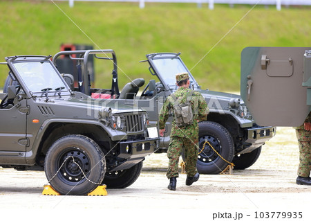 車に乗込む隊員 自衛隊 車に乗込む隊員 自衛隊 103779935