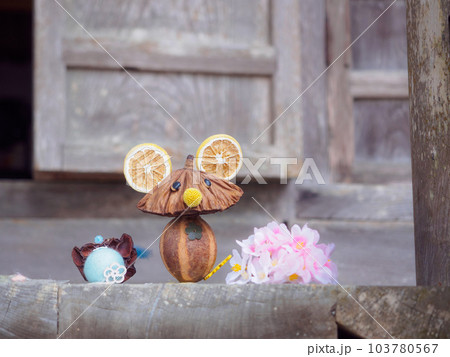 手づくりのキャラクターに桜を添えて神社に飾ってある 103780567