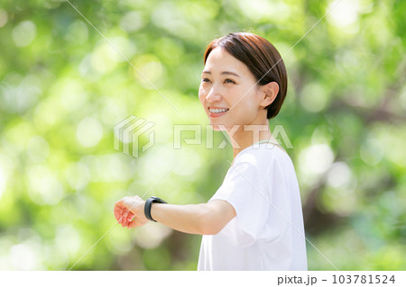 スマートウォッチを操作する女性 新緑  スマートウォッチを操作する女性 新緑  103781524