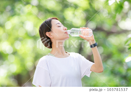 新緑 水分補給 熱中症 水 新緑 水分補給 熱中症 水 103781537