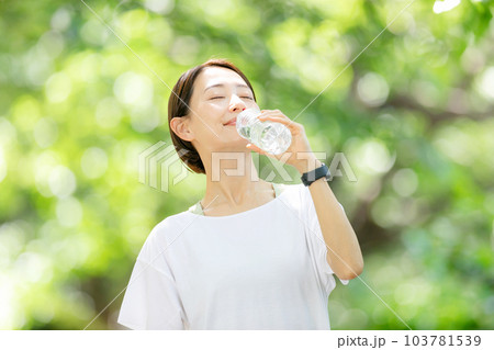 新緑 水分補給 熱中症 水 新緑 水分補給 熱中症 水 103781539
