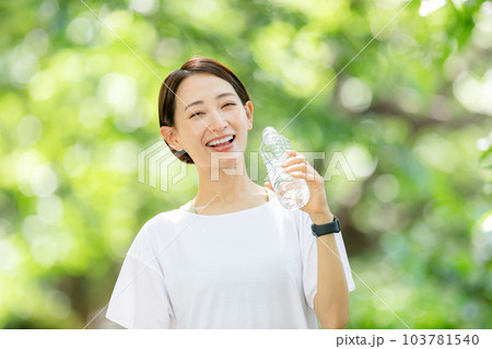 新緑　水分補給　熱中症　水 103781540