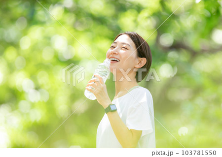 新緑 水分補給 熱中症 水 新緑 水分補給 熱中症 水 103781550