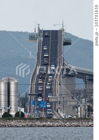 島根のべた踏み坂と呼ばれる江島大橋 103781638