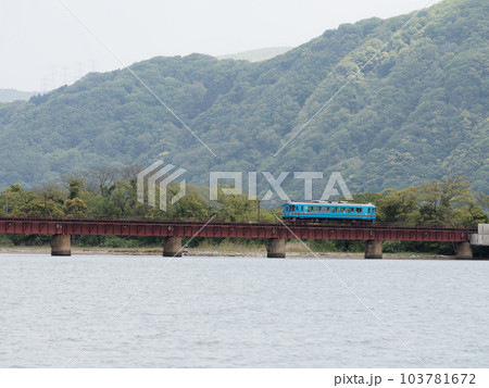 由良川橋梁を渡る一両の列車 由良川橋梁を渡る一両の列車 103781672