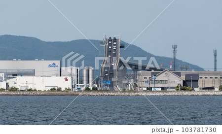 島根のべた踏み坂と呼ばれる江島大橋 103781730