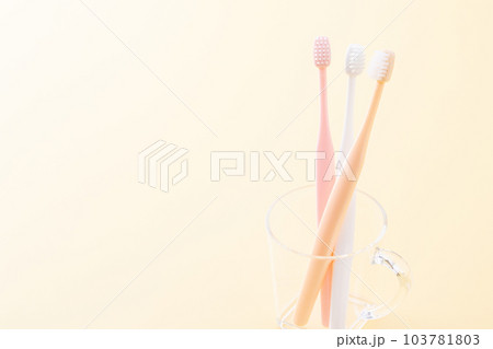 洗面台の歯ブラシ 103781803