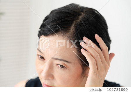 髪の毛を気にする女性　ヘアケア 103781890
