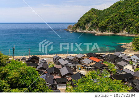 山陰本線餘部駅からみた餘部の町並みと日本海 山陰本線餘部駅からみた餘部の町並みと日本海 103782294