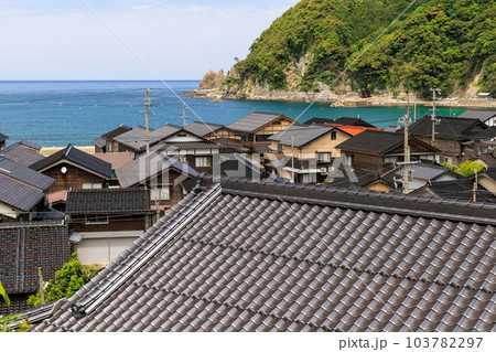 山陰本線餘部駅からみた餘部の町並みと日本海 山陰本線餘部駅からみた餘部の町並みと日本海 103782297