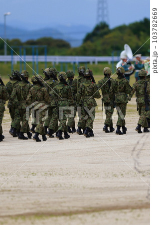 自衛隊の行軍　整列　歩行訓練 103782669
