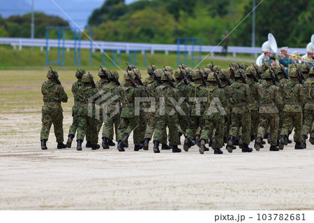 自衛隊の行軍　整列　歩行訓練 103782681