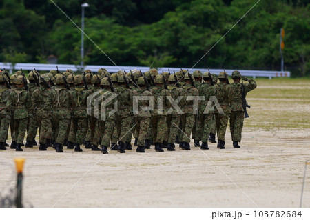 自衛隊の行軍　整列　歩行訓練 103782684