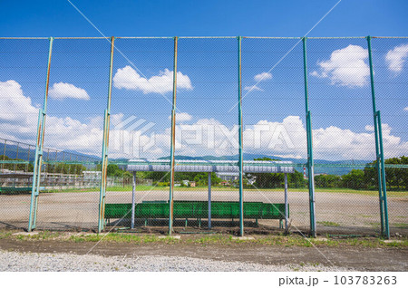 フェンス越しの野球グラウンド フェンス越しの野球グラウンド 103783263