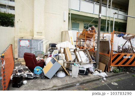 ゴミ捨て場に捨てられた粗大ゴミ、不法投棄された不燃物、積み上がった燃えないゴミ 103783290