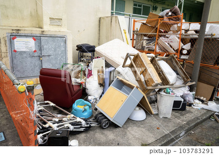 ゴミ捨て場に捨てられた粗大ゴミ、不法投棄された不燃物、積み上がった燃えないゴミ 103783291