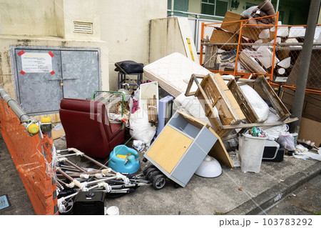 ゴミ捨て場に捨てられた粗大ゴミ、不法投棄された不燃物、積み上がった燃えないゴミ 103783292
