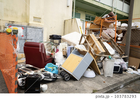 ゴミ捨て場に捨てられた粗大ゴミ、不法投棄された不燃物、積み上がった燃えないゴミ 103783293