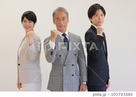 ガッツポーズする3人のビジネスパーソン_1 ガッツポーズする3人のビジネスパーソン_1 103783880