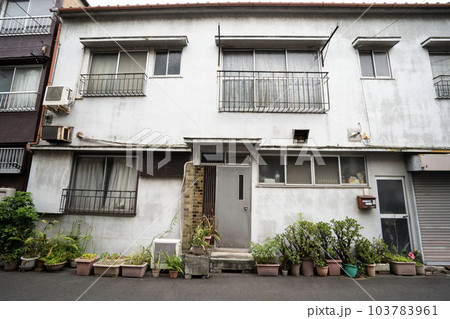 白い二階建てアパート,一人暮らし用のアパート,単身用,独身一人暮らし, 白い二階建てアパート,一人暮らし用のアパート,単身用,独身一人暮らし, 103783961