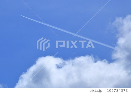 雲を引く旅客機 103784378