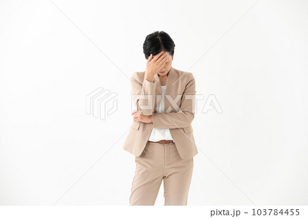 悩む女性 ビジネス 悩む女性 ビジネス 103784455
