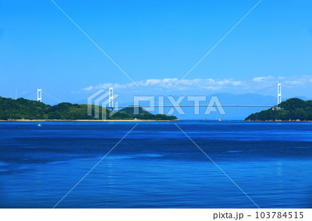 【愛媛県】快晴の来島海峡大橋（しまなみ海道） 103784515