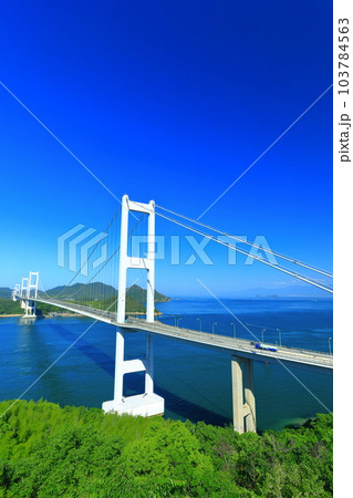 【愛媛県】快晴の来島海峡大橋（しまなみ海道） 103784563