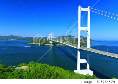 【愛媛県】快晴の来島海峡大橋（しまなみ海道） 103784579