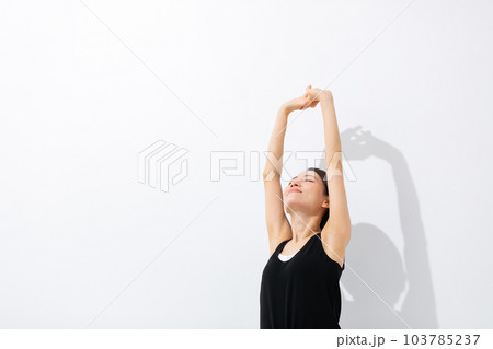 ストレッチをする女性　日差し 103785237