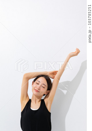 ストレッチをする女性 日差し ストレッチをする女性 日差し 103785251