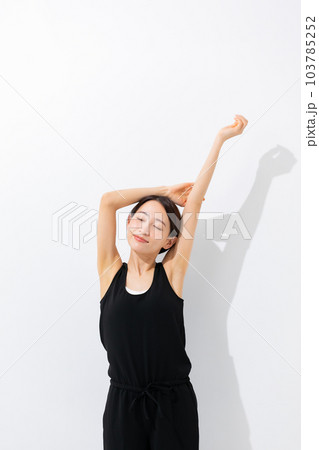 ストレッチをする女性 日差し ストレッチをする女性 日差し 103785252