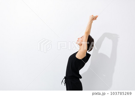 ストレッチをする女性　日差し 103785269