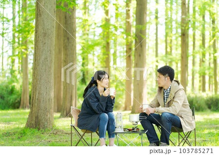 屋外でコーヒーを飲む人の写真 103785271