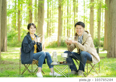 屋外でコーヒーを飲む人の写真 103785284