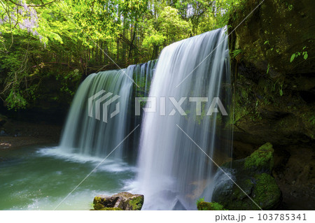 【熊本県】阿蘇小国町 新緑が鮮やかな鍋ヶ滝 103785341